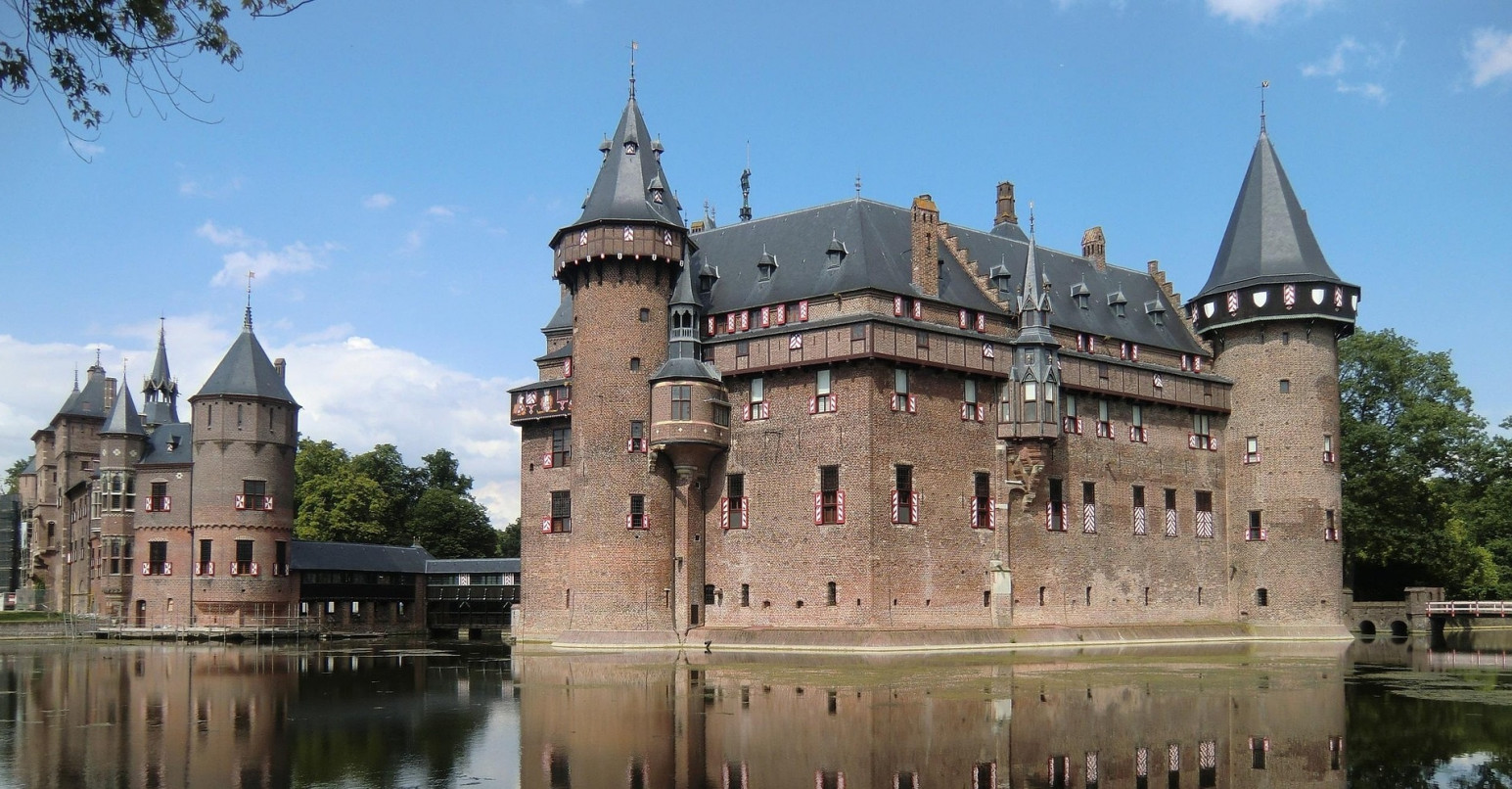 Historisches Wasserschloss mit T&uuml;rmen und Wassergraben als Ausflugsziel f&uuml;r Busreisen