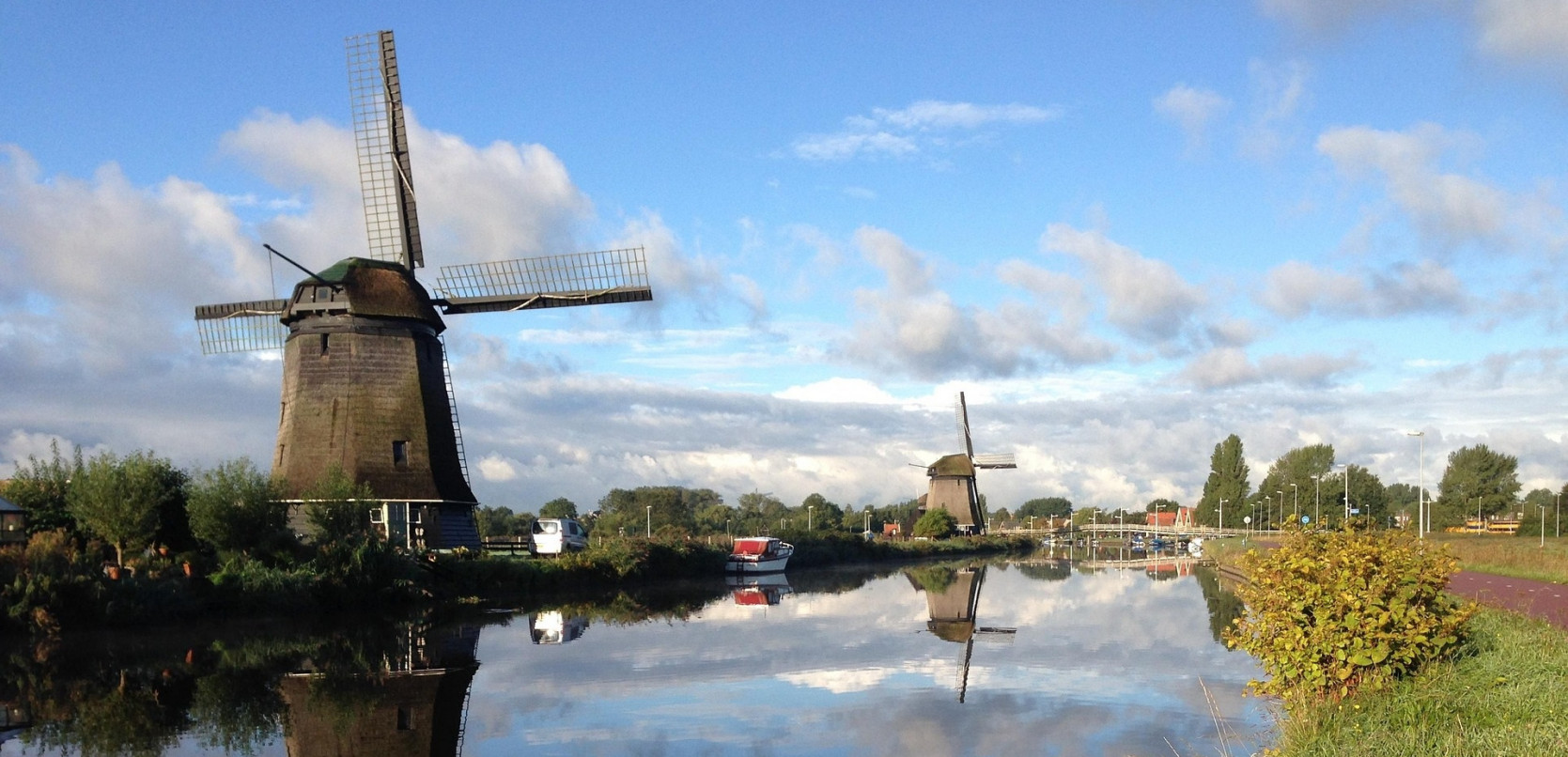 Traditionelle Windm&uuml;hlen an einem Kanal als Reiseziel f&uuml;r Busreisen in die Niederlande