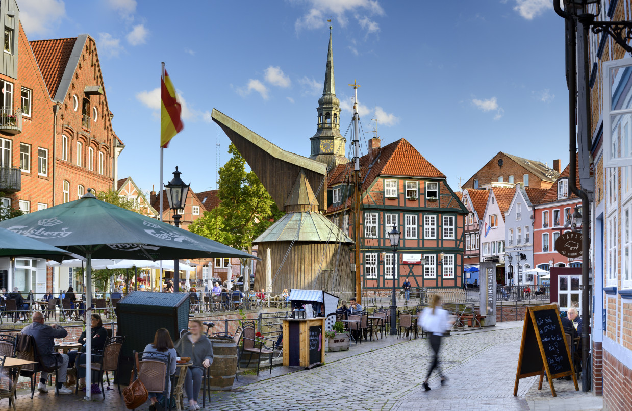 Historische Altstadt mit Fachwerkh&auml;usern, Kirche und Gastronomie als Ziel f&uuml;r eine Busreise