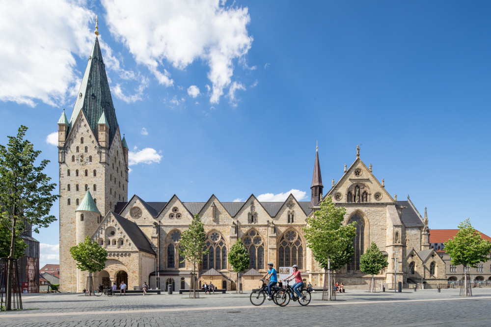 Radreise zum Paderborner Dom Radfahrer vor dem Paderborner Dom als kulturelles Reiseziel für geführte Radreisen